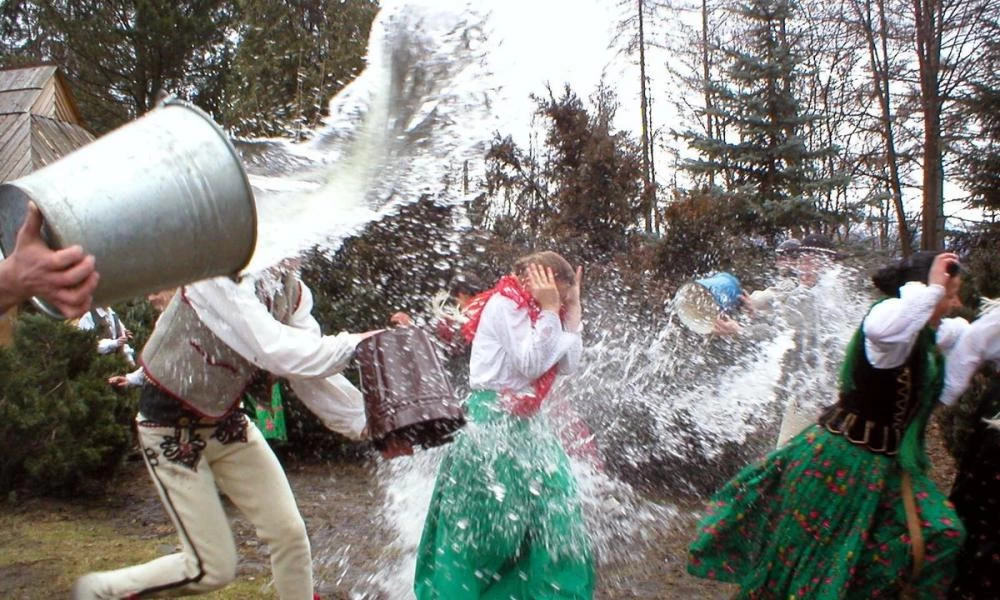 «Υγρή Δευτέρα»: Το έθιμο των Πολωνών που «μπουγελώνουν» τις γυναίκες